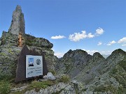 71 Mi abbasso verso il sentiero per il Pescegallo  alla Madonnina a ricordo 